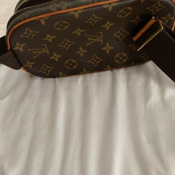 Vintage Louis Vuitton crossbody Purse. Has all the original parts. Gentle used . - Picture 2 of 10